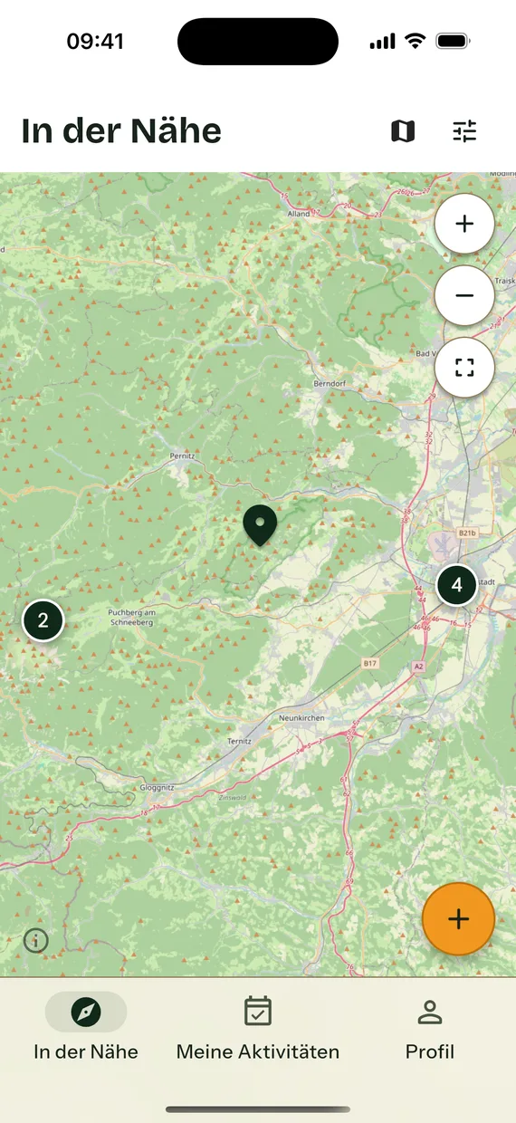 Die Kartenansicht für die Region südlich von Wien: auf der OpenStreetMap-Karte stehen bei Wiener Neustadt eine dunkle Sprechblase mit der Zahl 4 und bei Puchberg am Schneeberg eine mit der Zahl 2 für mehrere Aktivitäten am selben Ort, dazu ein einzelner Standortpin im Naturpark Hohe Wand.